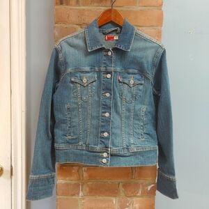 2004 Levi's original trucker jacket in blue denim, women's size large